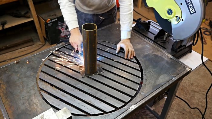 Из старой ступицы делаем слесарный верстак с поворотной площадкой для сварочных работ