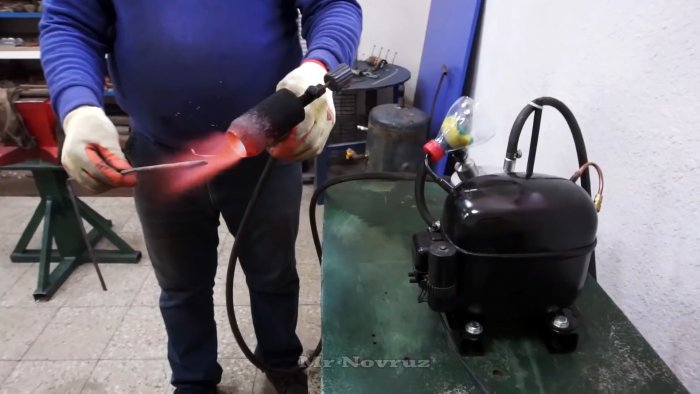 Делам мощную горелку из компрессора холодильника