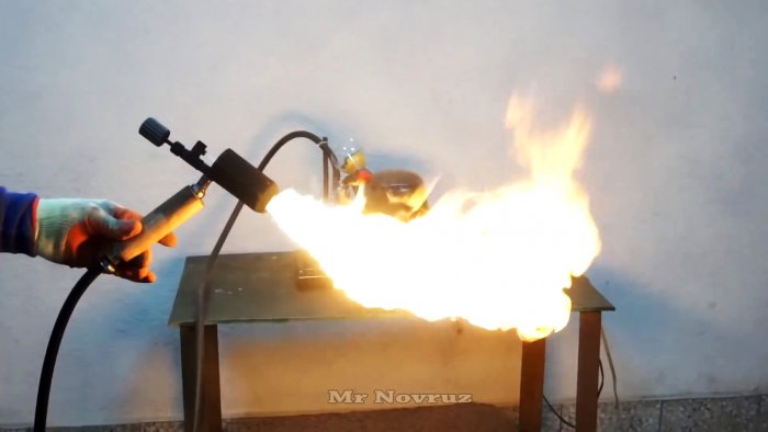 Делам мощную горелку из компрессора холодильника