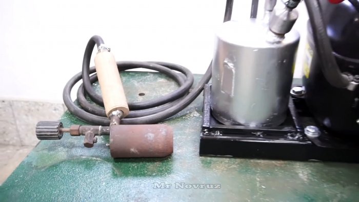 Делам мощную горелку из компрессора холодильника