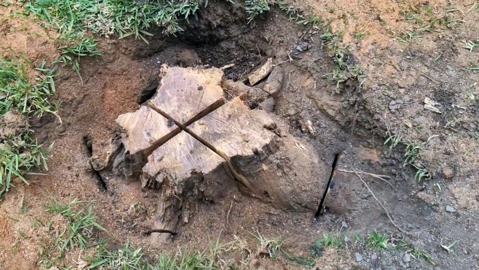 Как удалить большой пень при помощи клина просто