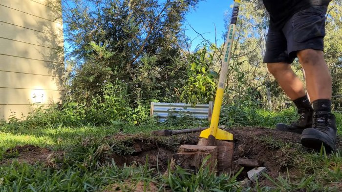 Как удалить большой пень при помощи клина просто