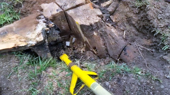 Как удалить большой пень при помощи клина просто