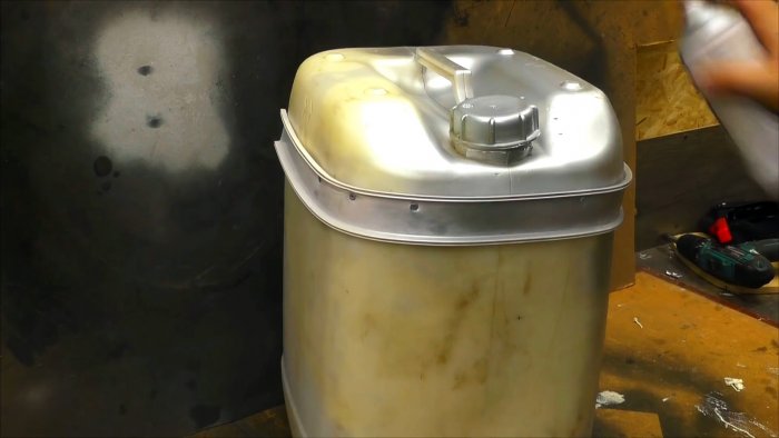 Нужная летом самоделка из ненужной канистры Термоконтейнер