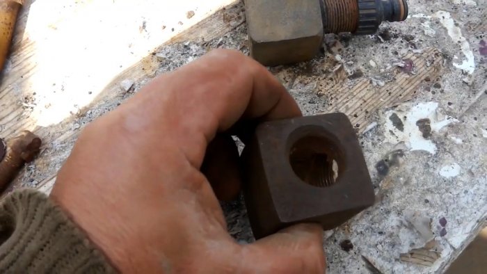 Как из шаровой опоры сделать безотказный дождеватель для полива