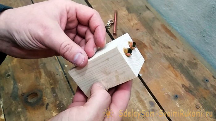 Полезное приспособление из двух анкерных болтов