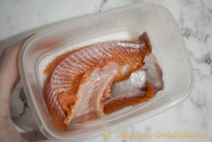 Элементарный способ вкусно засолить форель самому без магазинных консервантов