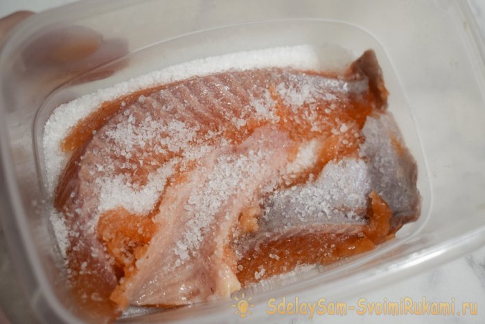 Элементарный способ вкусно засолить форель самому без магазинных консервантов