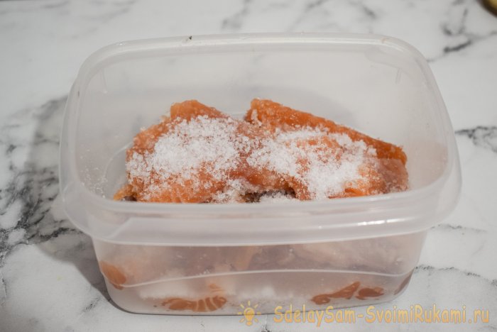 Элементарный способ вкусно засолить форель самому без магазинных консервантов