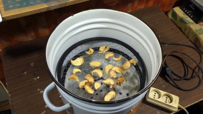 Как из дырявой кастрюли сделать сушилку для овощей и фруктов