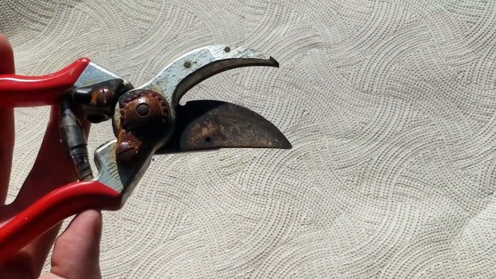 Как без разборки восстановить заржавевшие садовые ножницы