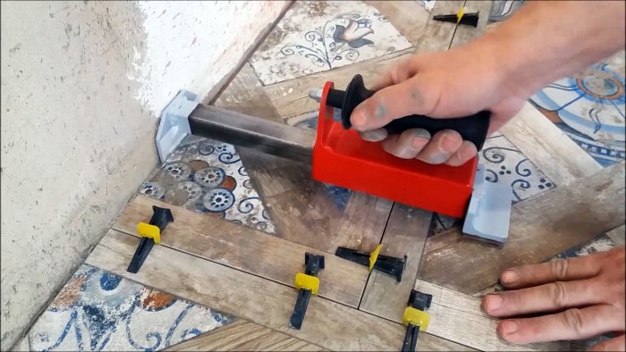 С этим инструментом швы между плиткой будут идеальны