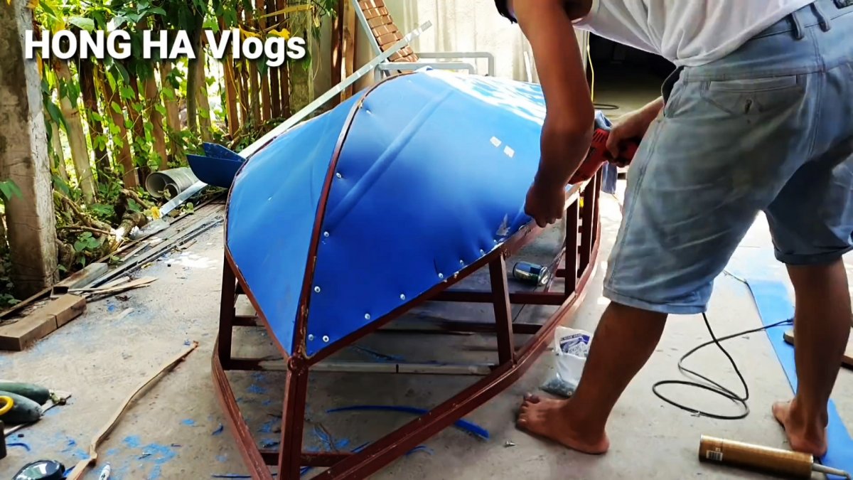 Как сделать большую лодку из пластиковых бочек