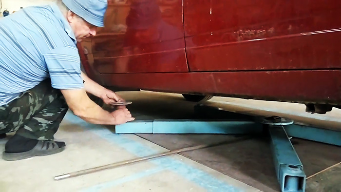 Как сделать автоподъемник у себя в гараже