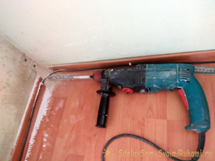 Как правильно просверлить отверстия в стене под трубы