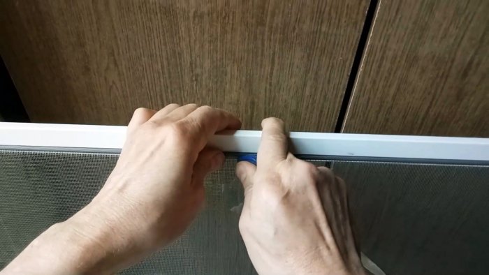 Как и чем заменить сломанные ручки на москитной сетке быстро и просто