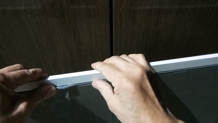 Как и чем заменить сломанные ручки на москитной сетке быстро и просто