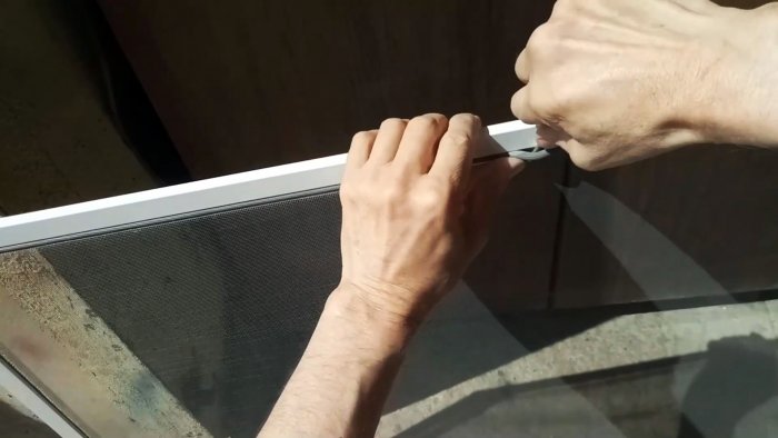 Как и чем заменить сломанные ручки на москитной сетке быстро и просто