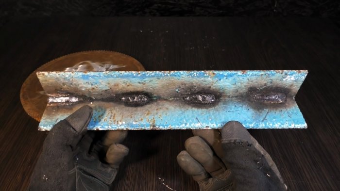 Из двух уголков и маховика сделал полезное приспособление для колки дров