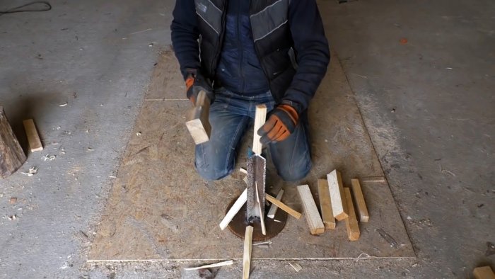 Из двух уголков и маховика сделал полезное приспособление для колки дров