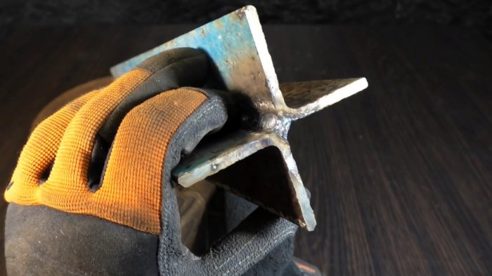 Из двух уголков и маховика сделал полезное приспособление для колки дров