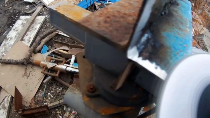 Из двух уголков и маховика сделал полезное приспособление для колки дров