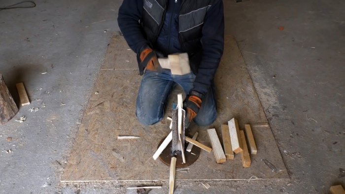 Из двух уголков и маховика сделал полезное приспособление для колки дров