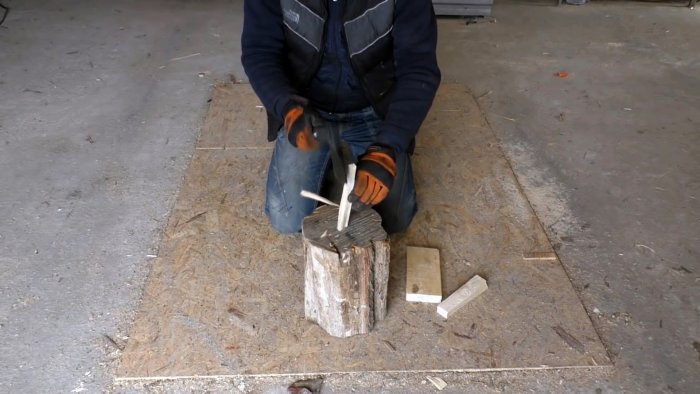 Из двух уголков и маховика сделал полезное приспособление для колки дров