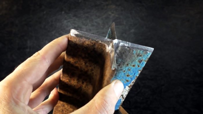 Из двух уголков и маховика сделал полезное приспособление для колки дров