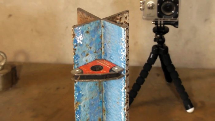 Из двух уголков и маховика сделал полезное приспособление для колки дров