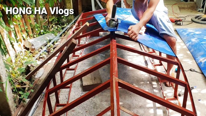 Как сделать большую лодку из пластиковых бочек