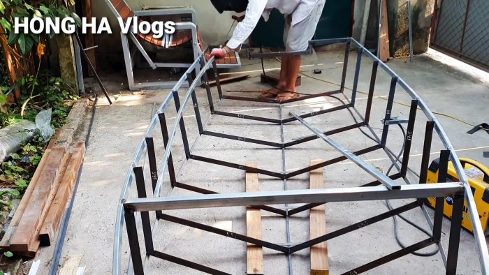 Как сделать большую лодку из пластиковых бочек