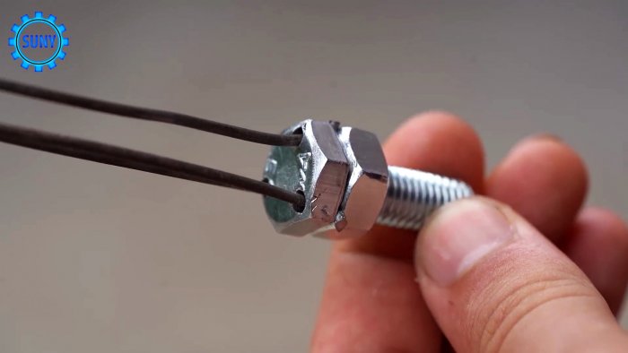 3 полезные самоделки из болта и гайки