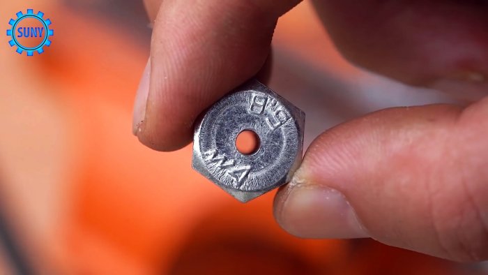 3 полезные самоделки из болта и гайки