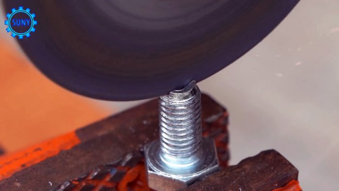 3 полезные самоделки из болта и гайки