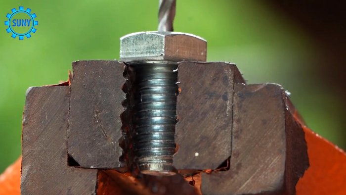 3 полезные самоделки из болта и гайки