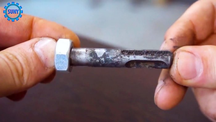 3 полезные самоделки из болта и гайки