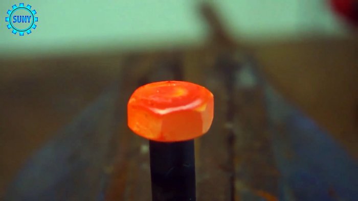 3 полезные самоделки из болта и гайки