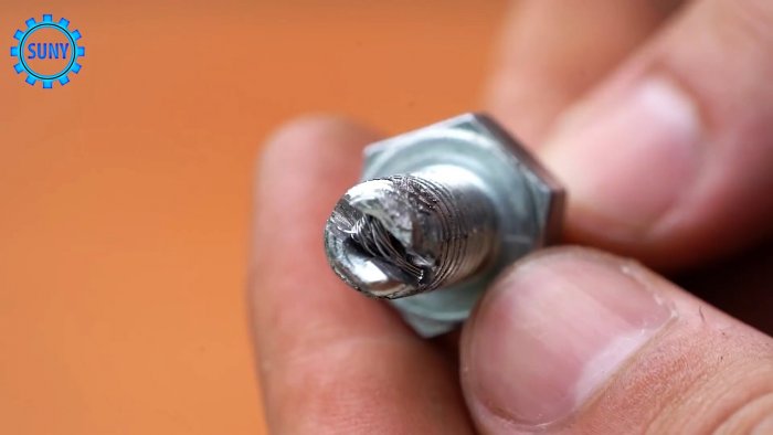 3 полезные самоделки из болта и гайки