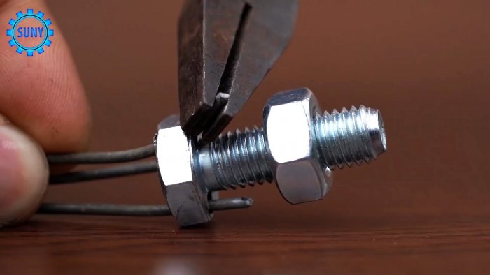 3 полезные самоделки из болта и гайки