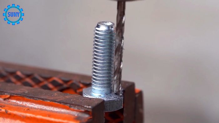 3 полезные самоделки из болта и гайки