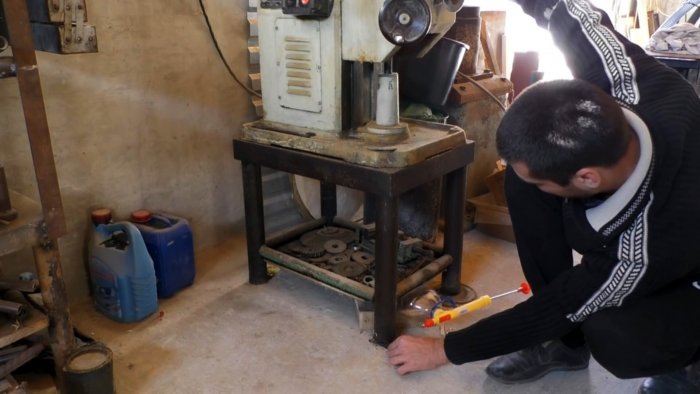 Сделаем домкрат из ПЭТ бутылки который станет незаменимым помощником в быту