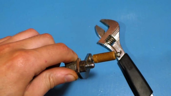 Как из куска ПВХ трубы сделать монтажный пистолет