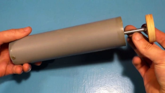 Как из куска ПВХ трубы сделать монтажный пистолет