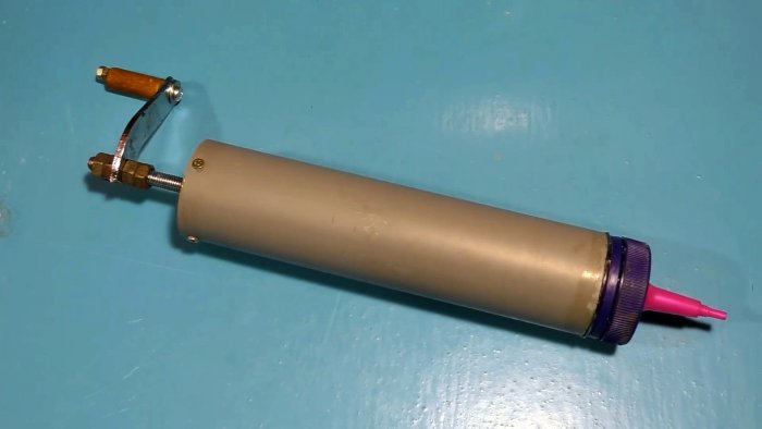 Как из куска ПВХ трубы сделать монтажный пистолет