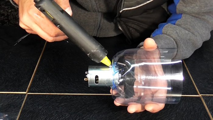 Как из пластиковых бутылок сделать мощный пылесос 12 В