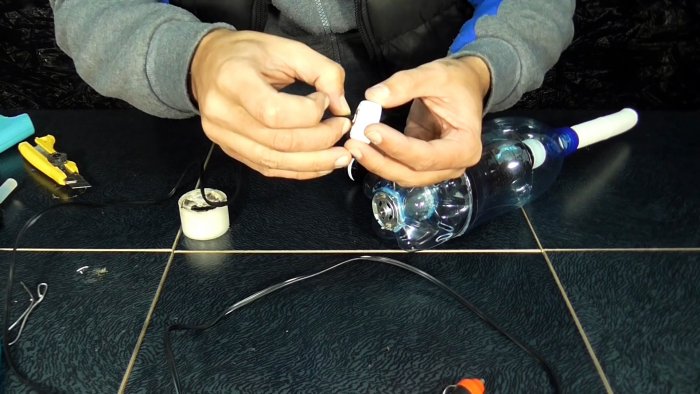 Как из пластиковых бутылок сделать мощный пылесос 12 В