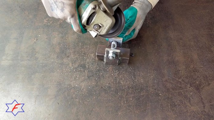 Очень простой сверлильный станок из самых доступных материалов