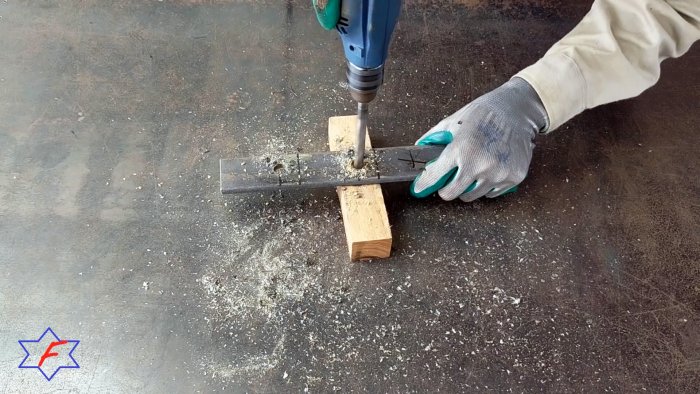 Очень простой сверлильный станок из самых доступных материалов