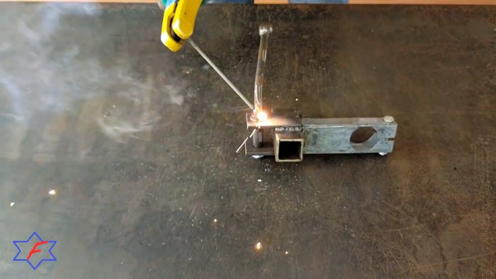 Очень простой сверлильный станок из самых доступных материалов